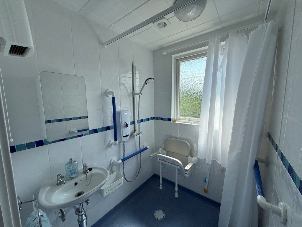 Lot: 84 - SEMI-DETACHED HOUSE FOR IMPROVEMENT - Wet room with shower and wash hand basin